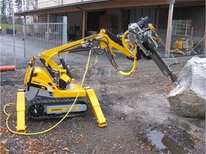 配裝于BROKK公司的鑿孔機(jī)器人 (瑞典)