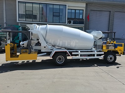 四不像雙向駕駛攪拌運(yùn)輸車(chē)